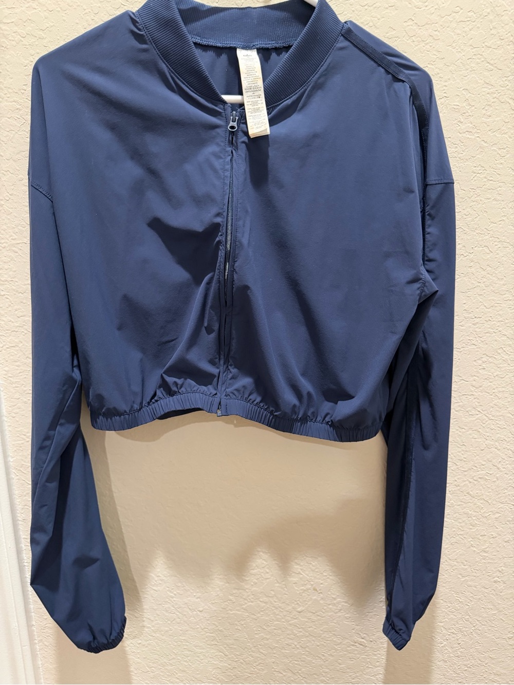ALO YOGA Cropped Breezy Full Zip Jacket size medium. EXCELLENT USED CONDITION!